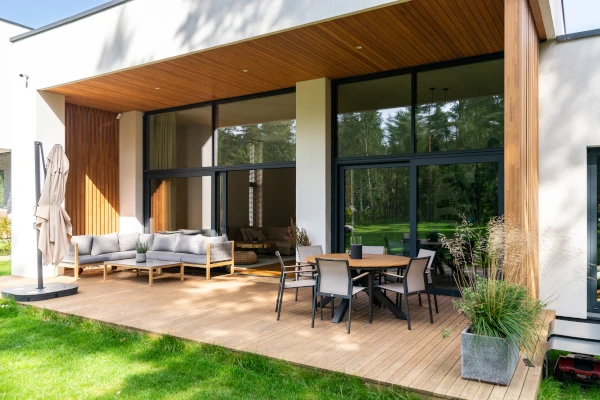 Schwarze Terrassentüren aus Aluminium